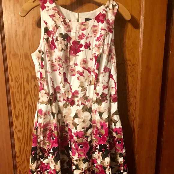 White House Black Market Dresses & Skirts - Sleeveless flowered dress